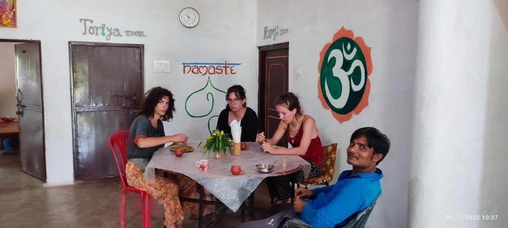 Khajuraho Hostel Экстерьер фото
